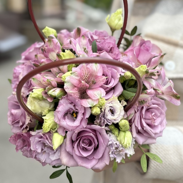 Сиреневая композиция в сумочке