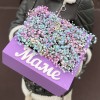 Сиреневая коробка Маме с радужной гипсофилой