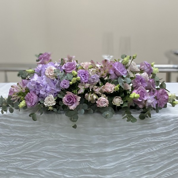 Сиреневая настольная композиция на президиум с гортензией и эустомами
