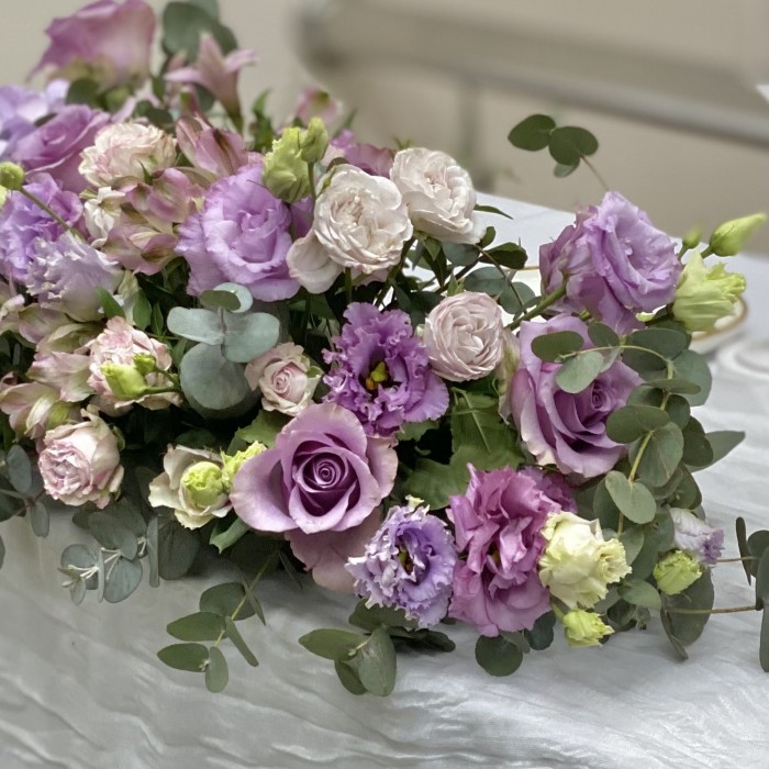 Сиреневая настольная композиция на президиум с гортензией и эустомами