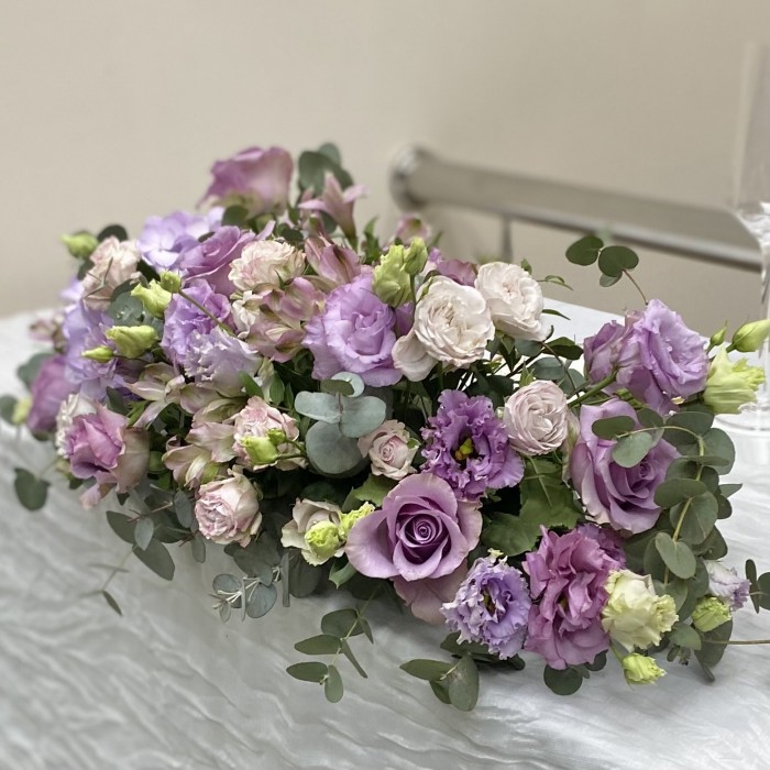 Сиреневая настольная композиция на президиум с гортензией и эустомами
