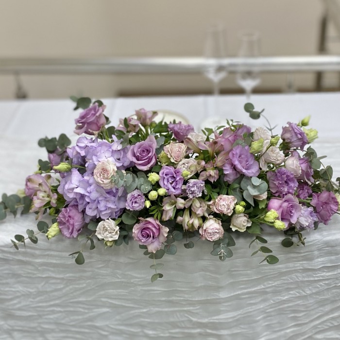 Сиреневая настольная композиция на президиум с гортензией и эустомами