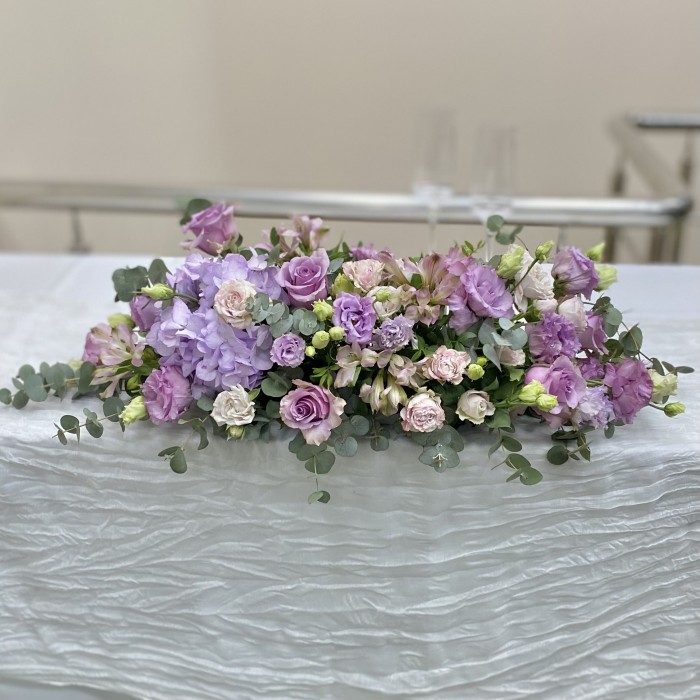 Сиреневая настольная композиция на президиум с гортензией и эустомами