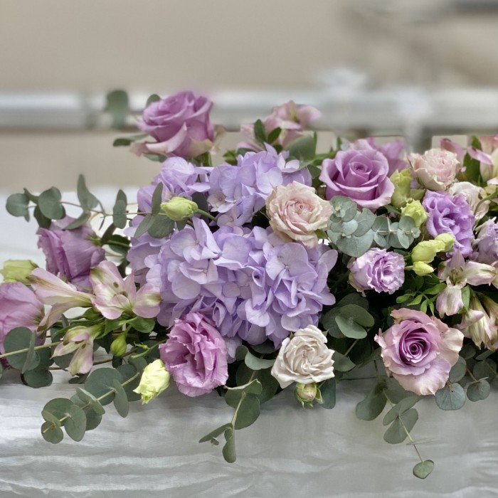 Сиреневая настольная композиция на президиум с гортензией и эустомами