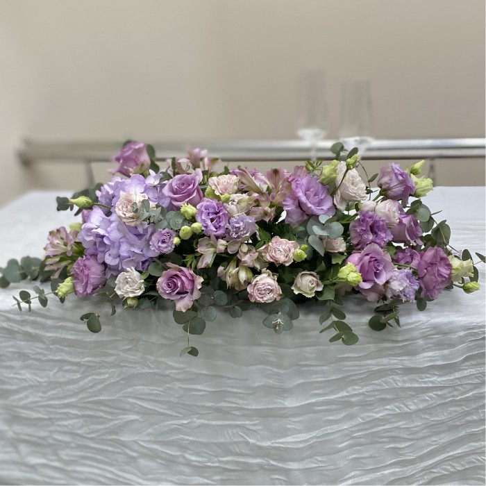 Сиреневая настольная композиция на президиум с гортензией и эустомами