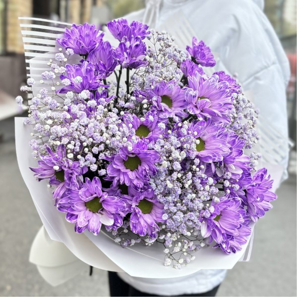 Сиреневый букет с гипсофилой и кустовой хризантемой
