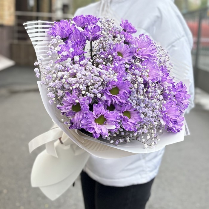 Сиреневый букет с гипсофилой и кустовой хризантемой