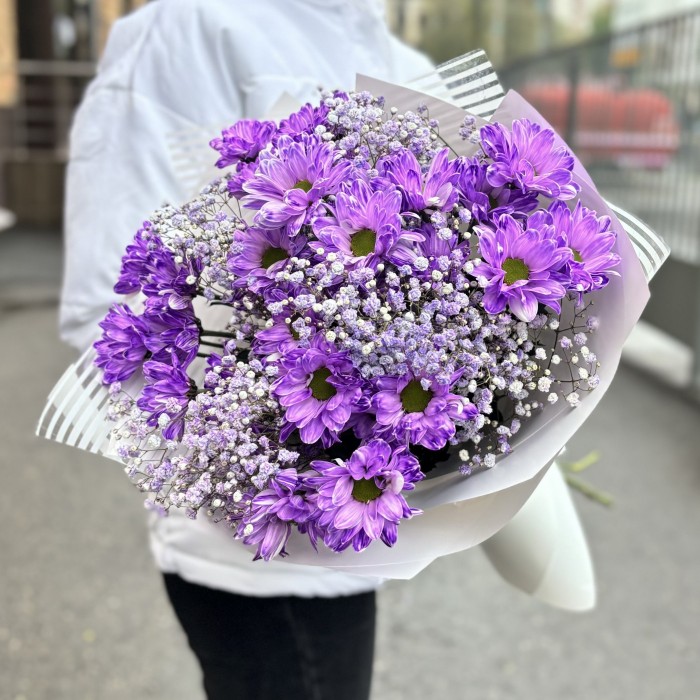 Сиреневый букет с гипсофилой и кустовой хризантемой