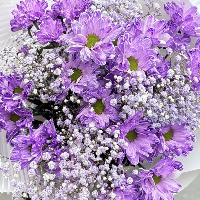 Сиреневый букет с гипсофилой и кустовой хризантемой