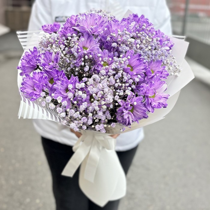 Сиреневый букет с гипсофилой и кустовой хризантемой