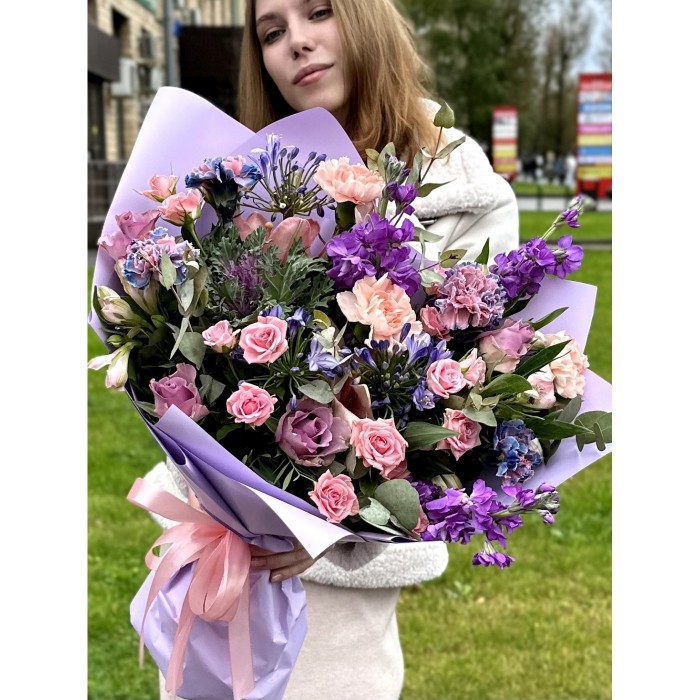 Сиреневый букет с розами и маттиолой