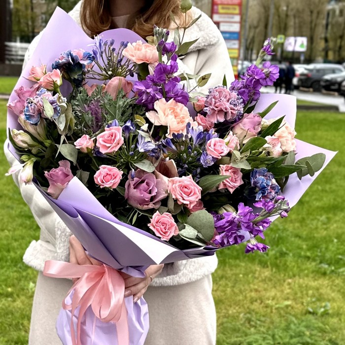 Сиреневый букет с розами и маттиолой