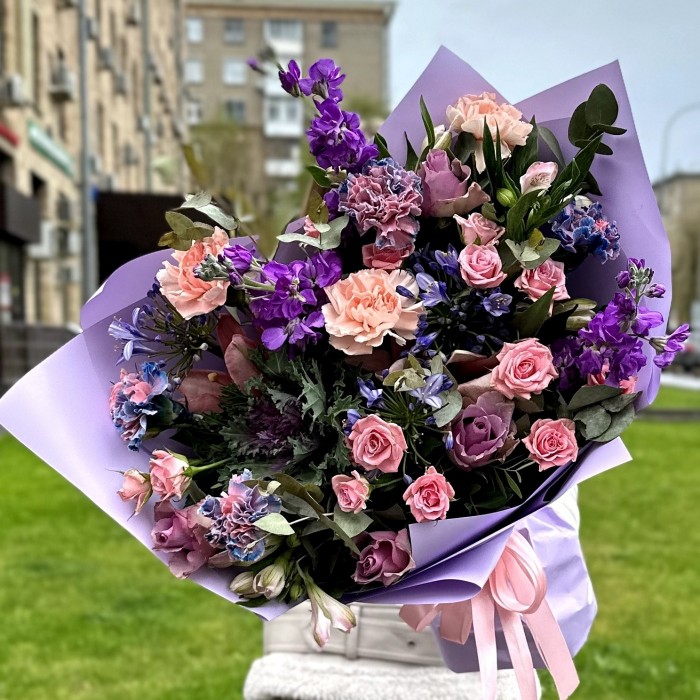 Сиреневый букет с розами и маттиолой