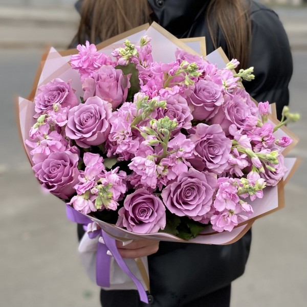 Сиреневый букет с розой и ароматной маттиолой