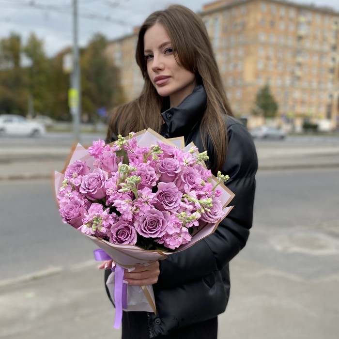 Сиреневый букет с розой и ароматной маттиолой