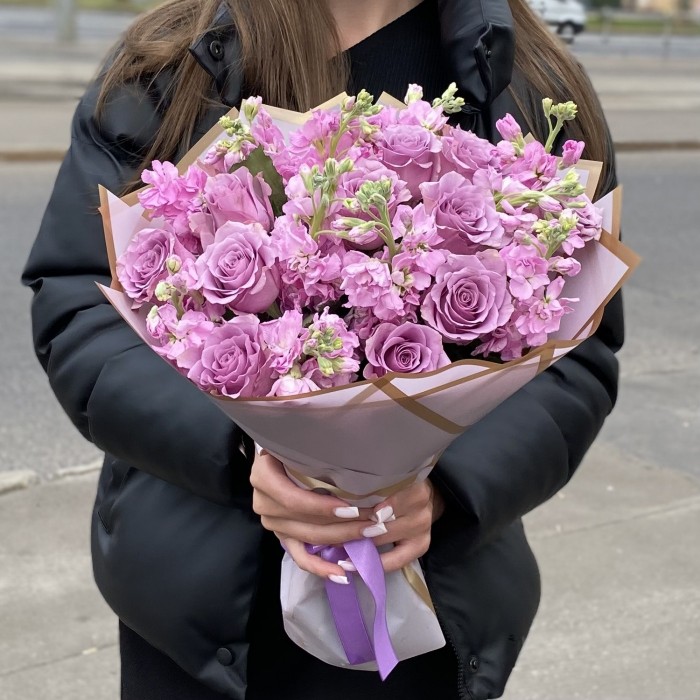 Сиреневый букет с розой и ароматной маттиолой
