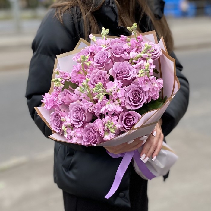 Сиреневый букет с розой и ароматной маттиолой