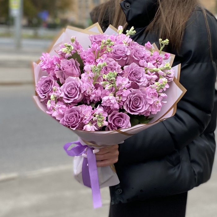 Сиреневый букет с розой и ароматной маттиолой