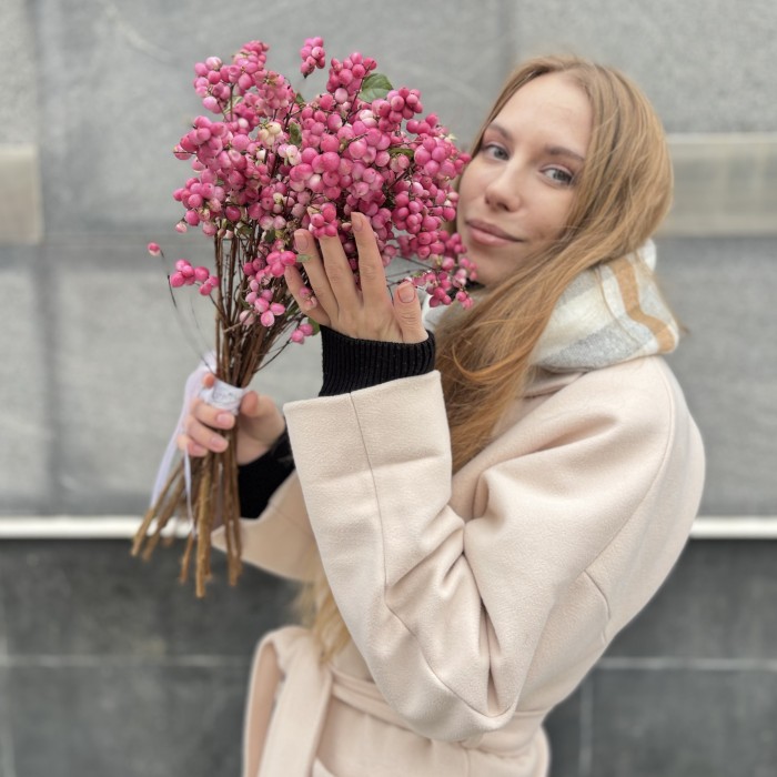 Снежноягодник розовый