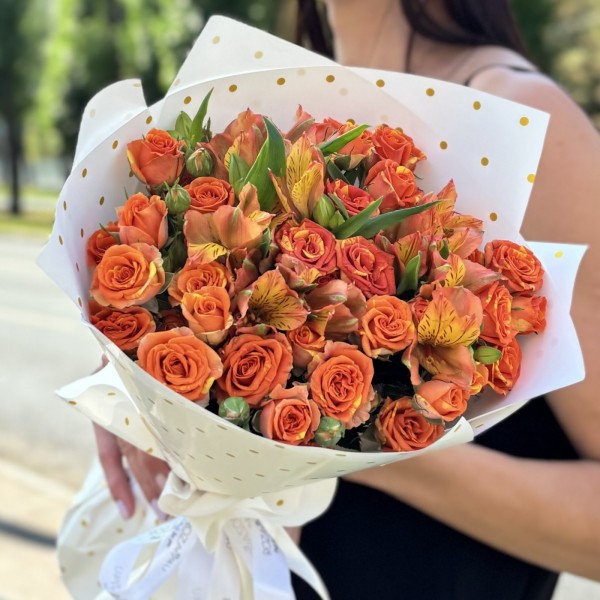 Солнечные кустовые розы с альстромерией