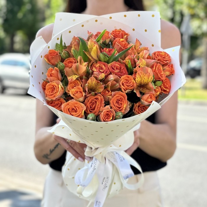 Солнечные кустовые розы с альстромерией