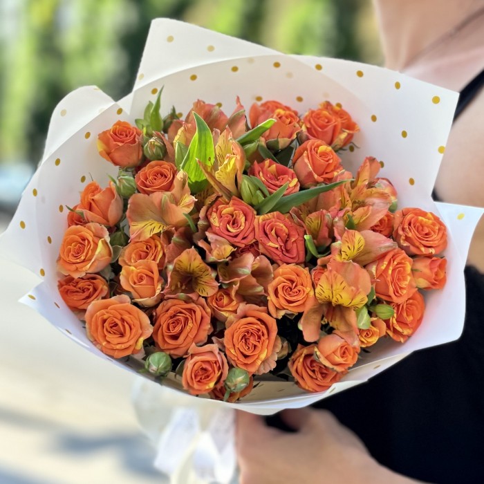 Солнечные кустовые розы с альстромерией