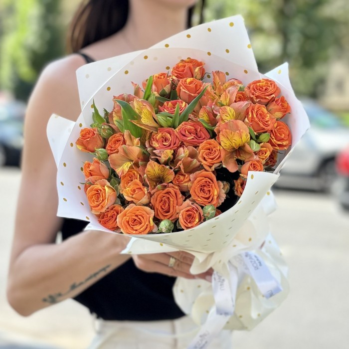 Солнечные кустовые розы с альстромерией