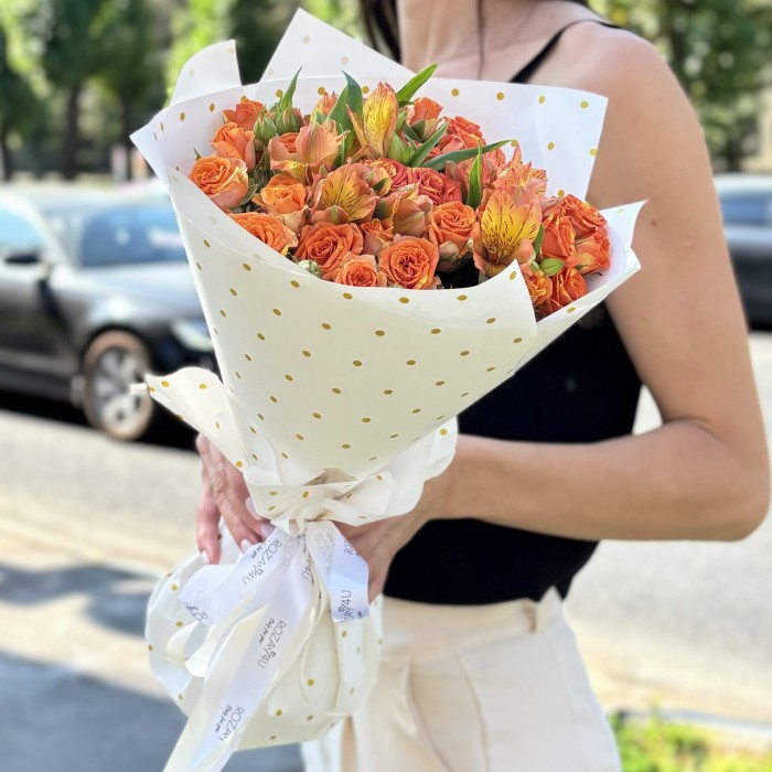 Солнечные кустовые розы с альстромерией