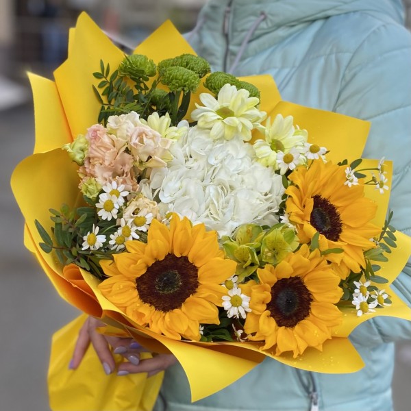 Солнечный букет с гортензией
