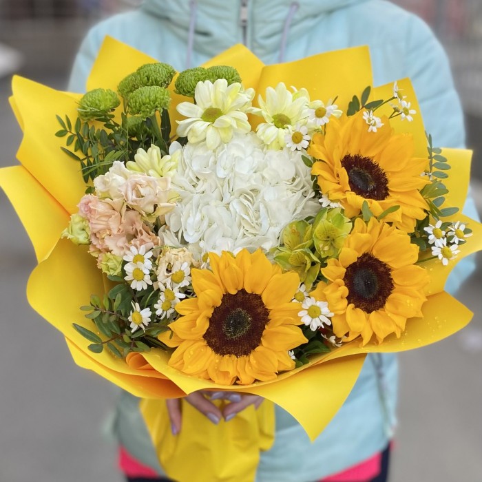 Солнечный букет с гортензией