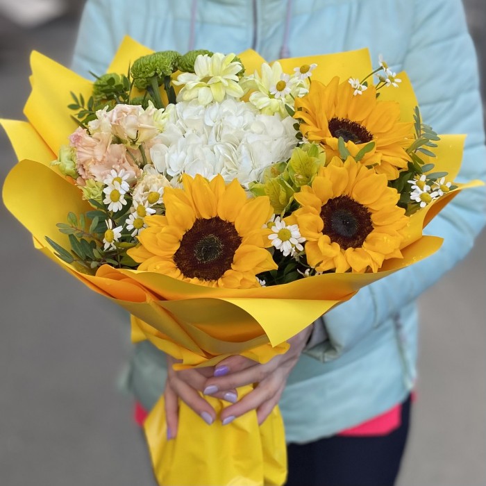 Солнечный букет с гортензией