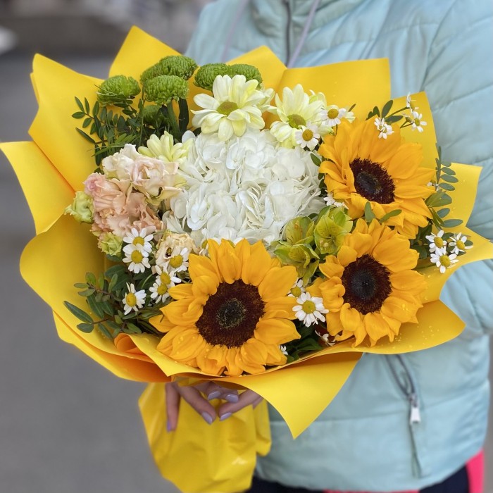 Солнечный букет с гортензией