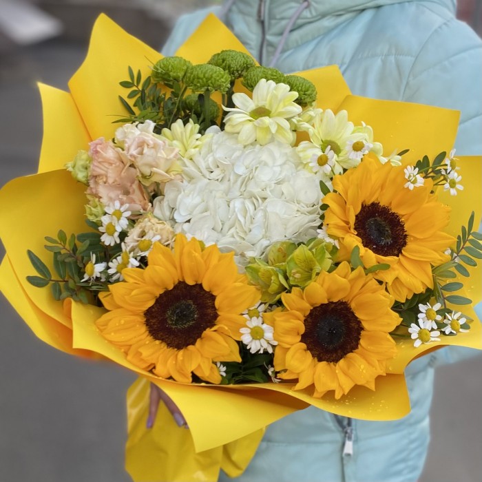Солнечный букет с гортензией