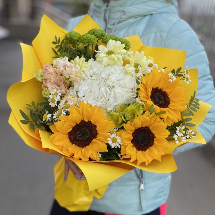 Солнечный букет с гортензией