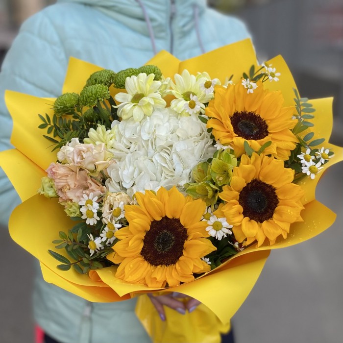 Солнечный букет с гортензией