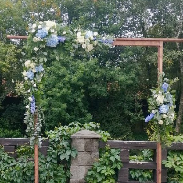 Свадебная арка из голубых гортензий и роз