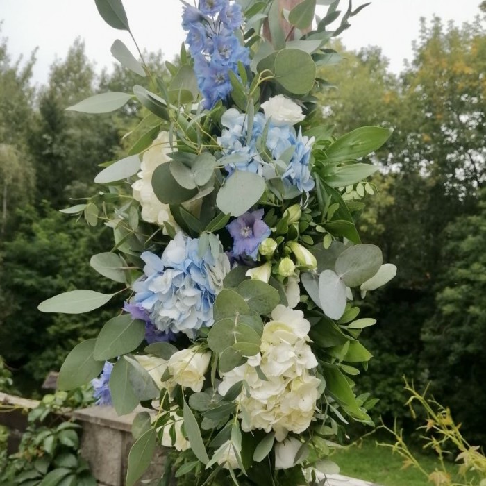 Свадебная арка из голубых гортензий и роз