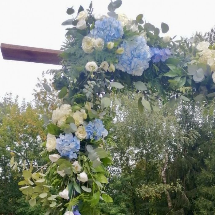 Свадебная арка из голубых гортензий и роз