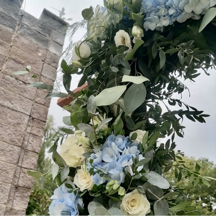 Свадебная арка из голубых гортензий и роз