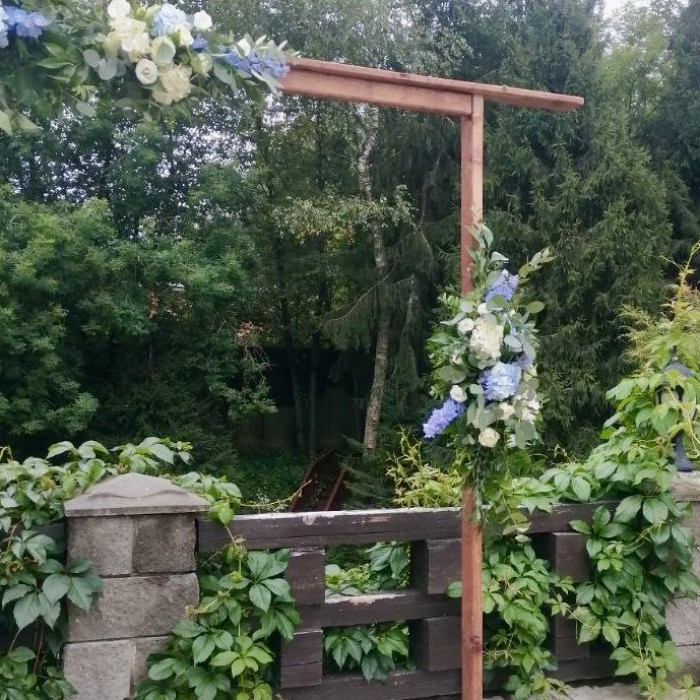 Свадебная арка из голубых гортензий и роз