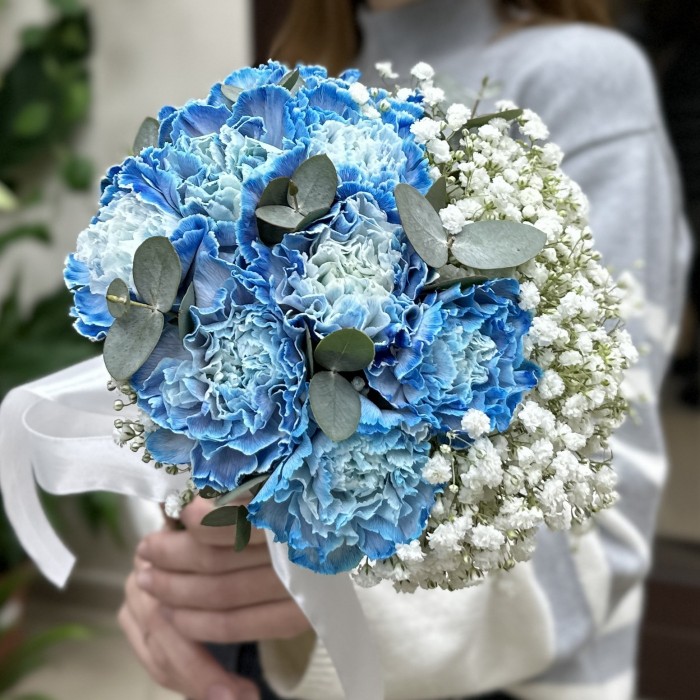 Свадебный букет с синими гвоздиками