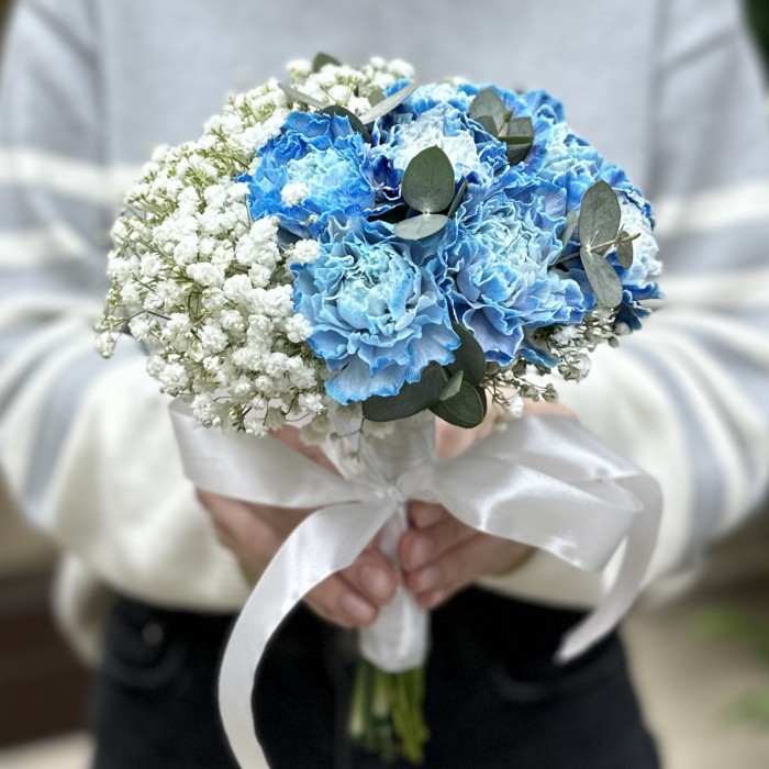 Свадебный букет с синими гвоздиками