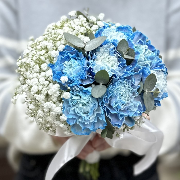 Свадебный букет с синими гвоздиками