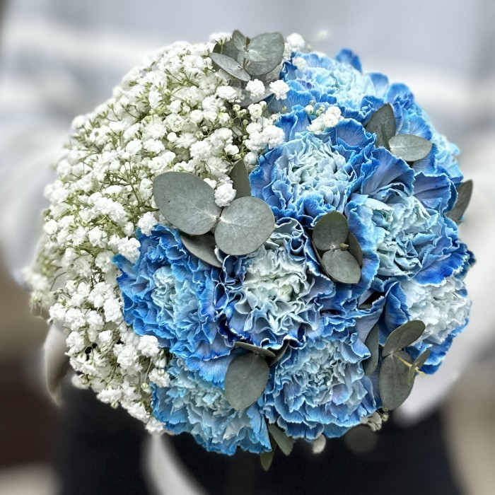 Свадебный букет с синими гвоздиками
