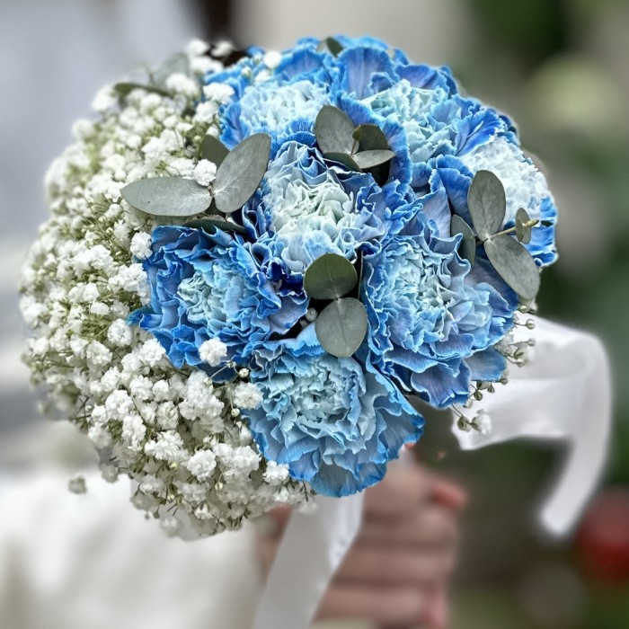 Свадебный букет с синими гвоздиками
