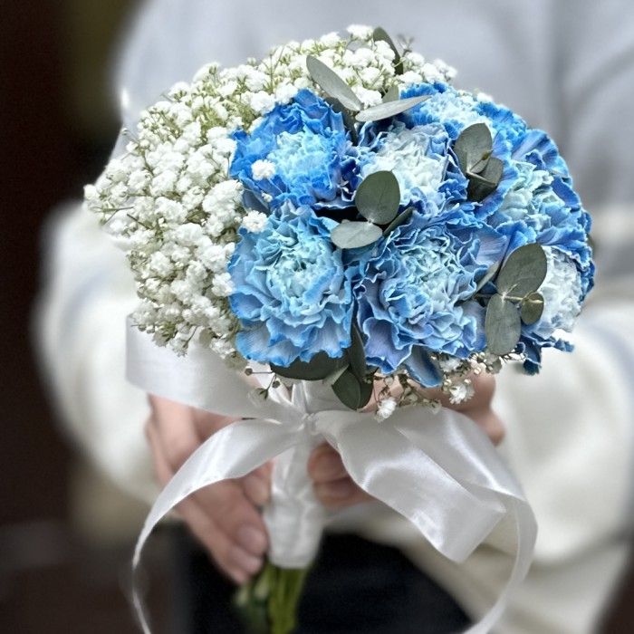 Свадебный букет с синими гвоздиками