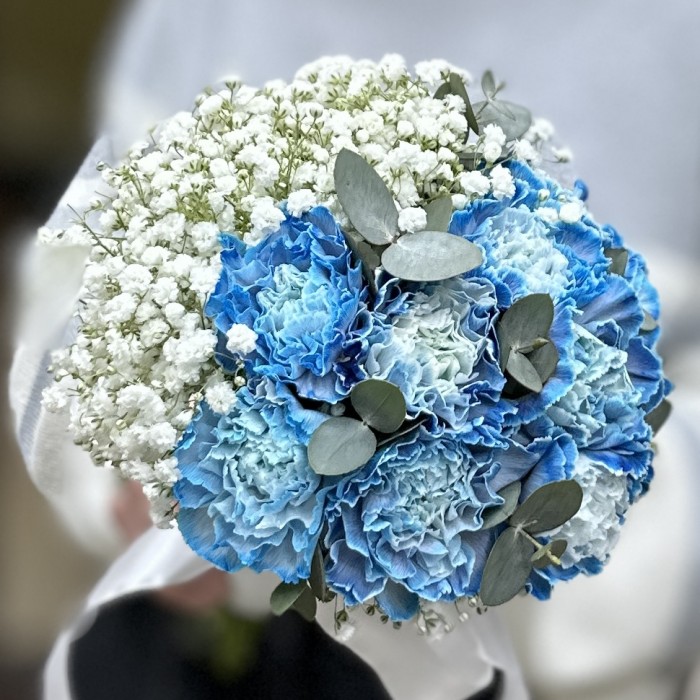 Свадебный букет с синими гвоздиками