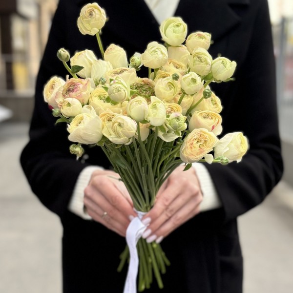 Светло-жёлтый ранункулюс