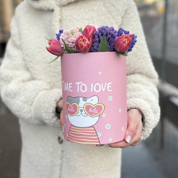 Тюльпан и гиацинт в коробке с котиком