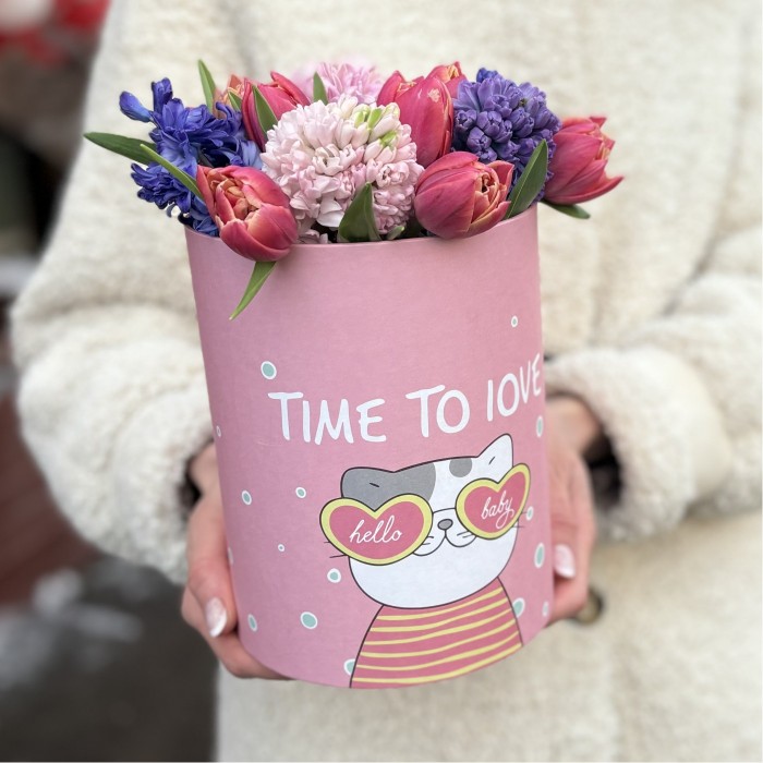 Тюльпан и гиацинт в коробке с котиком